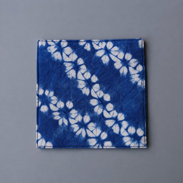 Dessous de verre Zharan — Rosaces terre cuite Dessous de verre en coton indigo et terre cuite au motif de rosaces