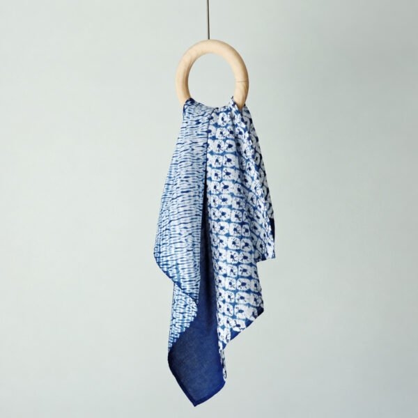 Foulard indigo zharan – Trame blanche Foulard carré bleu et blanc teint à l’indigo selon la technique du zharan