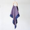 Foulard carré indigo Zharan — Nuances de prune Foulard carré aux nuances prune et bleu indigo teint selon la technique du Zharan