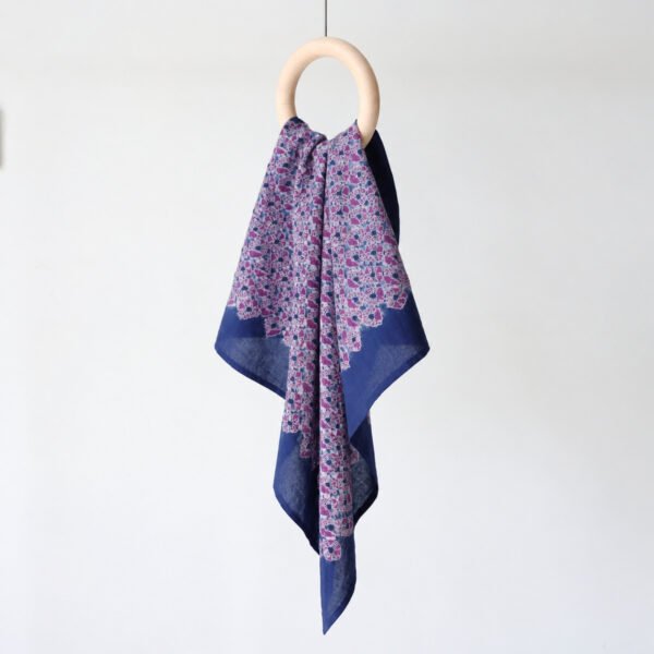 Foulard carré indigo Zharan — Nuances de prune Foulard carré aux nuances prune et bleu indigo teint selon la technique du Zharan