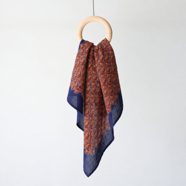 Foulard carré Zharan — Terre cuite et indigo Foulard carré en coton aux nuances terre cuite et bleu indigo, teint selon la technique du Zharan