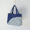 yPetit sac à main indigo Zharan - Motif graphique indigo Petit sac à main indigo Zharan - modèle Motif graphique indigo